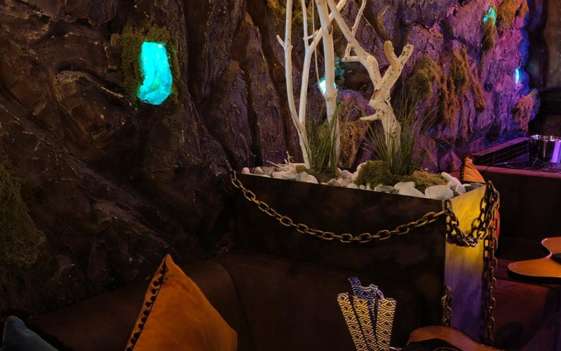 Cave lounge, interior photo 2